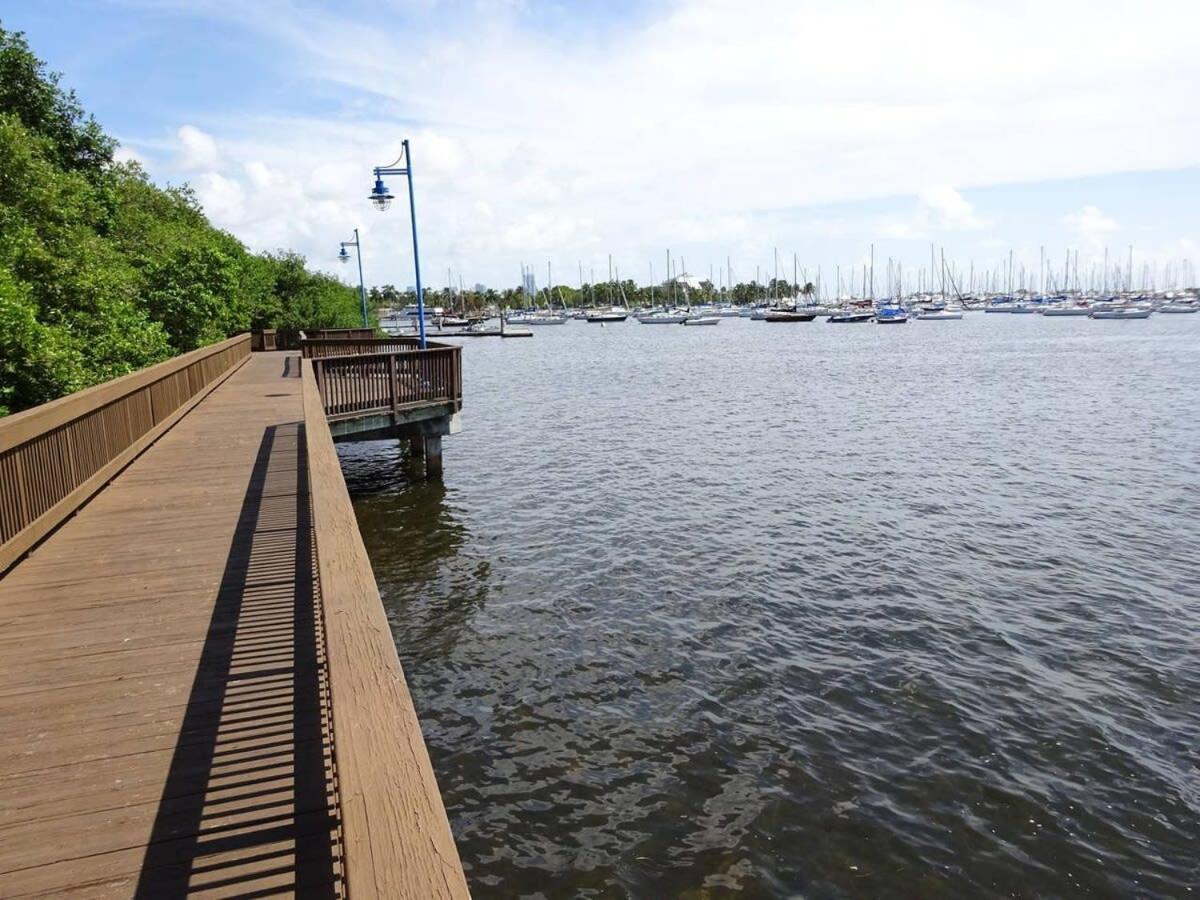 City View Balcony Steps From Restaurants, Peacock Park & Marina Miami Exterior photo